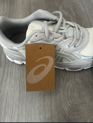 Zapatillas Asics grises y plateadas