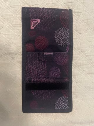 Cartera Roxy Negra con Diseño Rosa