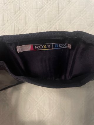 Cartera Roxy Negra con Diseño Rosa