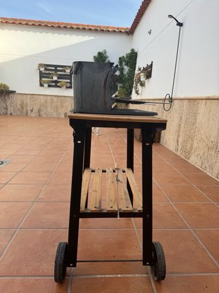 Barbacoa de carbón con mesa lateral