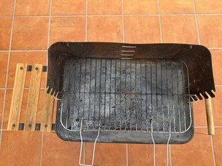 Barbacoa de carbón con mesa lateral