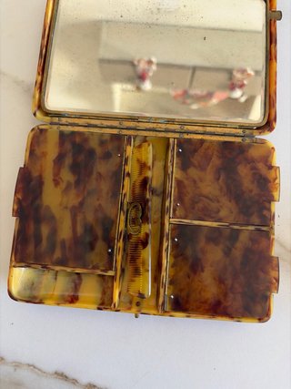 Pochette tartarugata con specchio e pettine