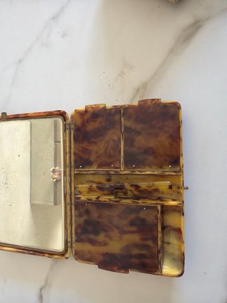 Pochette tartarugata con specchio e pettine
