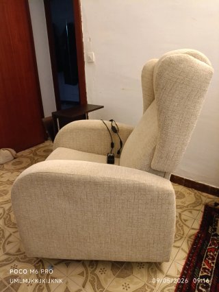 Butaca de tela beige  con mando y motor