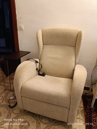 Butaca de tela beige  con mando y motor