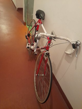 Bicicleta carretera Zeus clásica roja