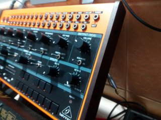 Behringer Crave Sintetizador Analógico
