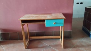 Escritorio de madera con cajón azul