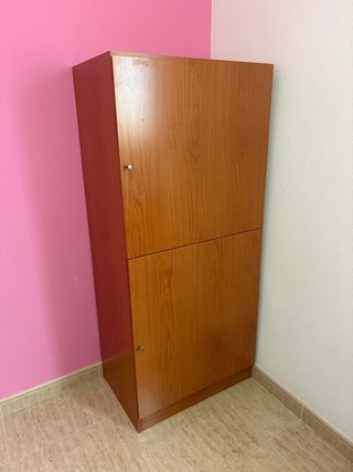 Escritorio madera más armario de almacenamiento.