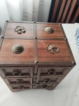 Cajonera de madera y metal