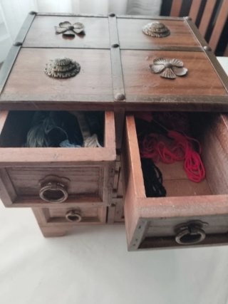 Cajonera de madera y metal
