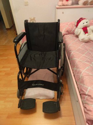 Silla de ruedas plegable.