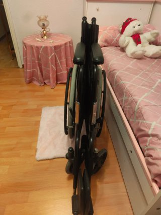 Silla de ruedas plegable.