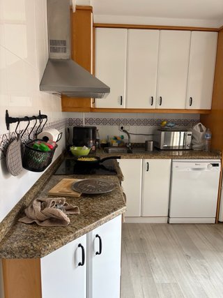 Muebles de cocina y encimera de granito.