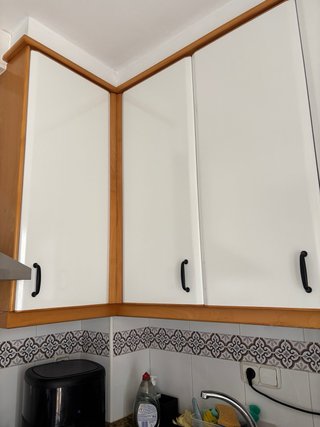 Muebles de cocina y encimera de granito.