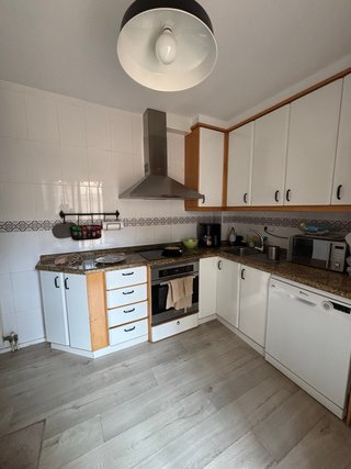 Muebles de cocina y encimera de granito.