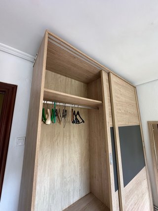 Armario puertas correderas madera y cristal