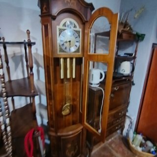 Reloj de pie de madera