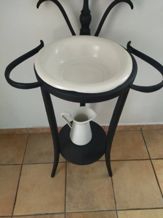 Lavabo antiguo con espejo y jarra