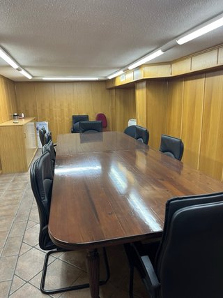 Mesa de reuniones de madera.