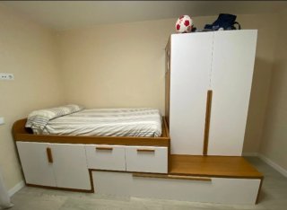 Habitación infantil blanca y madera