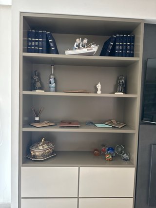 Librería GUNNITRENTINO lacada con cajoneras profun