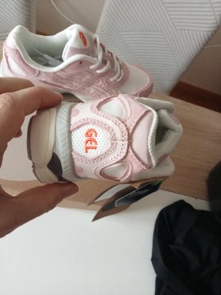 Zapatillas Asics rosas y blancas