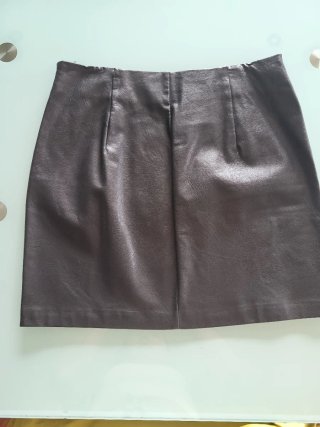 Falda efecto piel Stradivarius negra