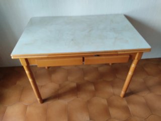 Mesa de comedor de madera y mármol