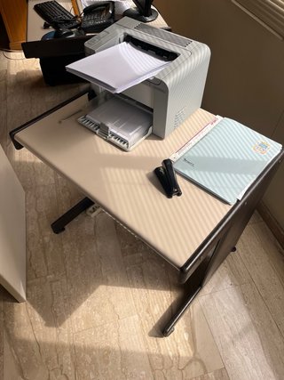 Mesa auxiliar metálica y de madera