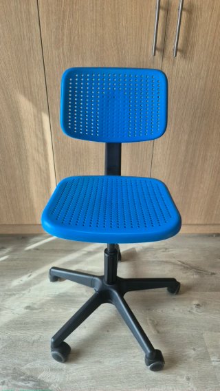Silla Ikea azul de plástico