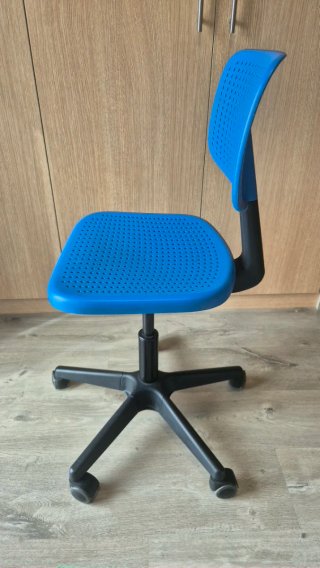 Silla Ikea azul de plástico