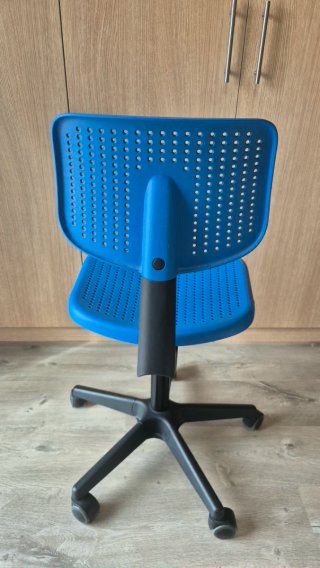 Silla Ikea azul de plástico