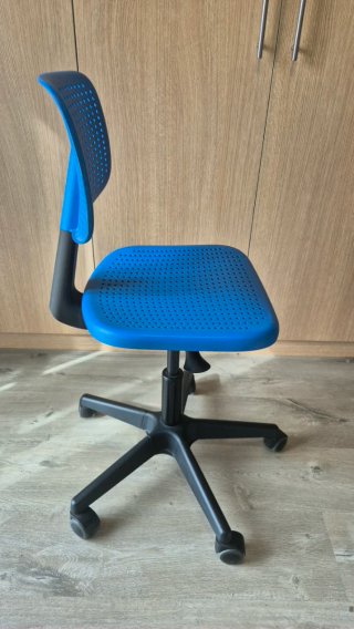 Silla Ikea azul de plástico
