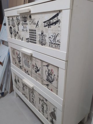 Cómoda blanca con diseño vintage
