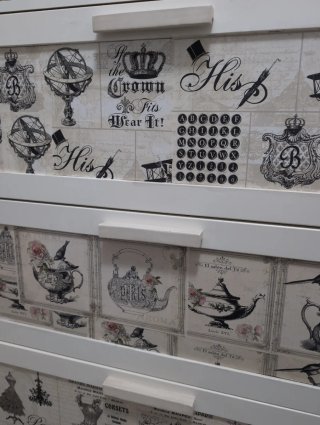 Cómoda blanca con diseño vintage