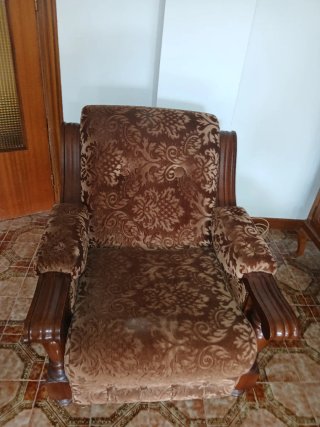Sofá individual de tela y madera