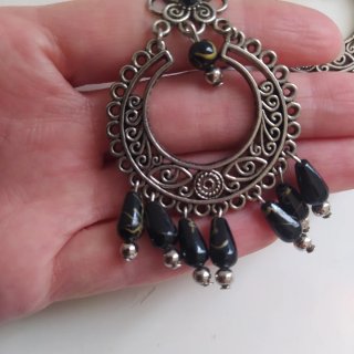 Pendientes largos plateados con detalles negros