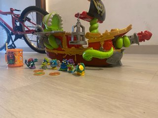 Barco Pirata Piratix con figuras y monedas