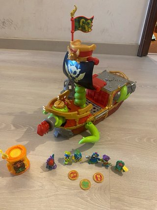 Barco Pirata Piratix con figuras y monedas