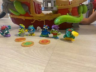 Barco Pirata Piratix con figuras y monedas