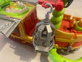 Barco Pirata Piratix con figuras y monedas