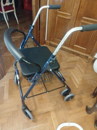 Andador con asiento y cesta