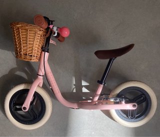 Bicicleta infantil rosa con cesta