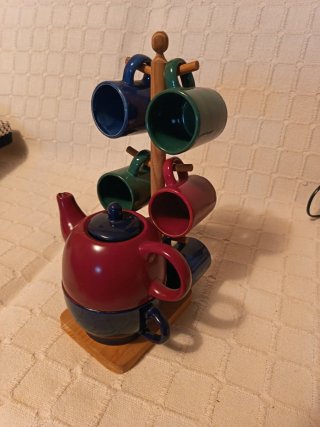 Juego de tazas y jarra de cerámica