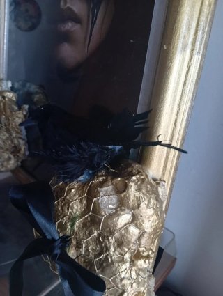 Lámina enmarcada arte cuervo y mujer