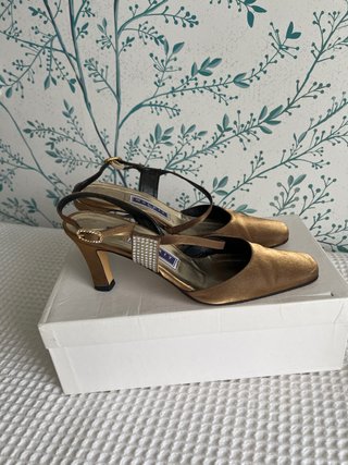 Tacones Magrit dorados fiesta caldera