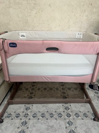 Minicuna Chicco rosa + colchón y sábanas