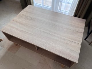 Mesa de centro elevable de madera con almacenaje