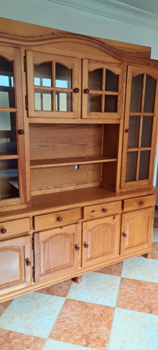 Armario de madera y cristal